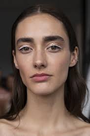 Stop Doing Work And Check Out These Seriously Beaut Fashion Week Make Up Looks Makeup Looks Makeup Trends Glamorous Makeup
