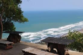 Untuk menuju pantai ini kamu pun harus menempuh perjalanan selama 1 jam 41 menit dari pusat kota. Memandang Pantai Cantik Dari Atas Bukit Watugupit