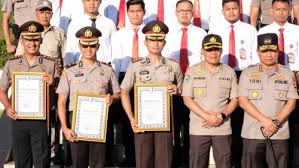 14 oktober 2013 | 7 tahun lalu. Polisi Teladan Tingkat Polda Kapolres Payakumbuh Akbp Dony Setiawan Terima Pin Emas Dari Kapolri