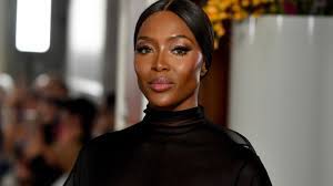 Campbell was one of six models of her generation declared supermodels by the fashion industry and the international press. Naomi Campbell Uberrascht Alle Model Ist Mit 50 Jahren Plotzlich Mama Stern De