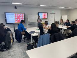 Toujours un plaisir de partager mon expérience avec les étudiants dans le… 