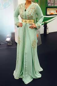 Robe marocaine verte , perlée , moderne et classe , coupe evasée , mousseline et satin. Pin By Roua Bou On Caftans Abayas Et Saris Green Evening Dress Moroccan Dress African Wear Dresses