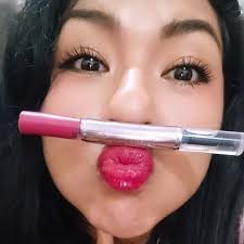 El juego es otro más que se suma a dar órdenes malvadas. Como se le quemó  el resto del cuerpito nos parte el alma…