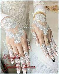 Cocok untuk para pengantin di hari henna putih sesungguhnya adalah variasi body painting, demikian juga bahannya menggunakan cat body painting, karena itu henna putih dapat. 41 Model Henna Tangan Warna Putih Paling Keren