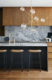Cuisine Avec Ilot Central Lampe Moderne Tabourets Elegants Comptoir Marbre Cuisine Contemporaine Credence Cuisine Cuisine Moderne