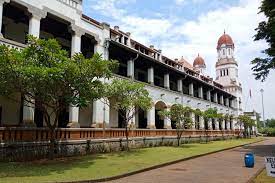Karena, kawasan ini punya beberapa tempat pariwisata yang kece dan punya banyak spot foto yang aduhai. Ngabubrit Sambil Belajar Sejarah Lawang Sewu Halaman All Kompas Com