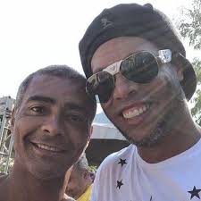Na Copa de 94, eu vi o Romário arrebentar e pensei: Quero ser igual a esse  cara." - Ronaldinho Gaúcho