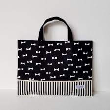 忙しいママの為に お裁縫が苦手なママの為に ハンドメイドならではのぬくもりある 入園グッズや入学グッズをお届けします 人気柄のモノトーンの絵本バッグです 控えめなレースを使用し清楚な雰囲気に仕上げました 園や学校生活はもちろん 習い事用にも おすすめの