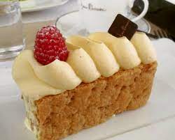 La millefoglie alla crema chantilly è un dolce abbastanza facile da preparare e se non avete molto tempo a disposizione,si possono accorciare i tempi usando la pasta sfoglia già pronta che si trova facilmente in commercio per questo scopo.io di solito la decoro con una spolverata di zucchero a velo. Iginio Massari Buon Pomeriggio Millefoglie Facebook