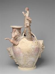 Vase Plastique Et Polychrome Orne De Deux Mascarons En Forme De Gorgoneion Et De Six Figurines Une Pleureuse Deux Victoire Vase Grec Poterie Musee Du Louvre