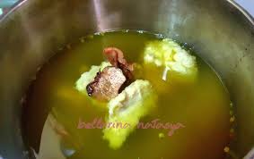 Panaskan air dalam periuk dan selepas mendidih masukkan tempoyak serta bahan kisar, serai yang ditumbuk dan daun kunyit. Resepi Ikan Patin Masak Tempoyak Pahang Ini Adalah Bellarina Natasya