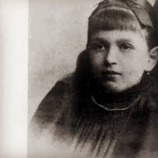 Reconhecem essa mocinha da foto? Esta é Dora, a famosa paciente de Freud  que ocupa o texto "Fragmentos da análise de um caso de histeria", de 1905.  Sua análise com Freud durou