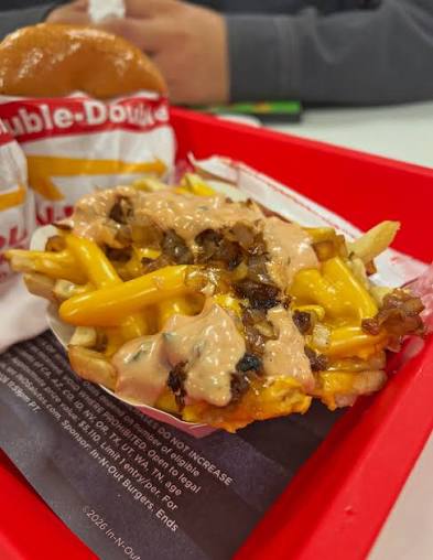 Animal style fries at In-N-Out ↩️🍔 Fries topped with grilled onions, spread and cheese 🍟🧀 #eatconomics 💰 $4.90 USD 🍽 @innout 🇺🇸 San Diego 👥 @_caffeinekicks 📸 @eatconomics
