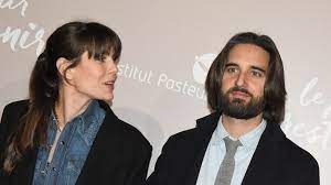 Dimitri rassam is a french film producer and a member of the monegasque princely family through marriage. Charlotte Casiraghi Und Ehemann Geben Red Carpet Debut Promiflash De