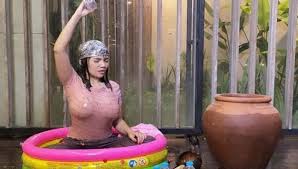 Dinar candy dengan pakaian renang. Dinar Candy Dinar Candy On Twitter We Are The Bubble 69 Dinar Candy Kepanasan Karena Main Game Balon Dikolom Renang Bersama Billy Syahputra