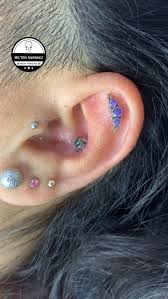 Daith + Flat 🚀🔥By @mil7on_marquez 🤙🏾, Daith: Clicker Nobleza, Flat: 3  cristales Filigrana púrpura 💜, Material: titanio astm F-136 “grado  implante”, Wings, Roca 282 Nqn Cap , Horario de atención , ...