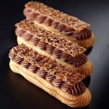 Eclairs Aux Chocolats Qui Ont L Air Delicieux Venant De La Patisserie De Cyril Lignac A Paris Fancy Desserts Pastry Desserts Desserts