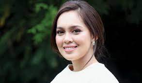 Mana taknya, mereka berdua pun memang sangat sesuai. Tak Ada Apa Apa Pun