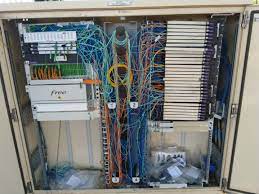 Armoire de rue fibre optique. La Communaute Sfr