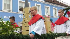 Das pfarrdorf liegt im urstromtal des inn, der auf den feldern im fruchtbaren lößboden zahlreiche kiesel hinterlassen hat. Aigen Am Inn 2017 Leonhardiritt Youtube