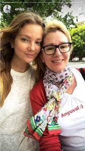 The hungarian supermodel eniko mihalik talk about her childhood and her life, friends, family. Ilyen Gyonyoru No Mihalik Eniko Nagymamaja