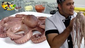 Limpiar el pulpo (aunque sea pequeño) no es algo sencillo y requiere de una serie de pasos, para dejarlo listo para una correcta cocción. Como Cocer Pulpo Explicado Paso A Paso Toque Y Sazon Youtube