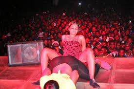 Shilole akimkatikia mauno shabiki jukwaani wasafi tour kahama. Picha Za Shilole Akinyonywa Maziwa Yake Na Shabiki Wake Jukwaani Mpekuzi