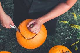 Évidez une citrouille ronde de taille moyenne. Decoupe D Une Citrouille D Halloween Comment Faire Toutes Les Astuces