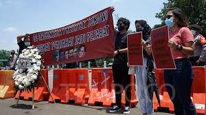 Jun 03, 2021 · kepala humas pn jakarta timur, alex adam faisal mengatakan, sidang kali ini masuk pada tahap pembacaan tuntutan dari jaksa penuntut umum untuk para terdakwa. Demo Mahasiswa Di Depan Istana Negara Hari Ini Simak Rekayasa Lalu Lintas Ini Metro Tempo Co