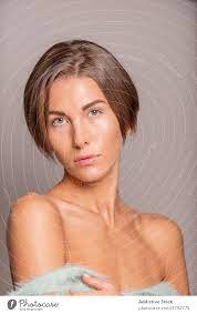 Frau mit kurzen Haaren im Studio - ein lizenzfreies Stock Foto von Photocase