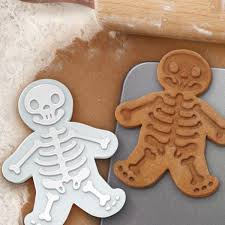 Mit Diesem Gingerdead Men Platzchenausstecher Von Fred Lassen Sich Lebkuchenmannchen Mit Lebkuchenmann Ausstecher Halloween Lebensmittel Wilton Cake Decorating