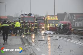 Een taxibusje en een personenauto botsten frontaal met elkaar op de provinciale weg. Automobilist Overleden Bij Ongeval Met Vrachtwagen N207 Waddinxveen Nieuws Op Beeld