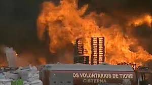 Incendio junto al carrefour ubicado en rincón de milberg, tigre. Controlan El Incendio En Fabrica De Plasticos De Tigre La Voz