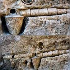کشف سیستم تصفیه آب 1500 ساله در زیر قلعه ایرانی! 🏰✨ ساسانیان باستان  لوله‌های سفالی و ظروف سرامیکی را چنان پیشرفته طراحی می‌کردند که با فناوری  مدرن رقابت می‌کردند. چه کسی می