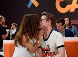 Macaulay culkin and brenda song just broke the news that they're now the proud parents of a healthy baby boy. Kc62siud9mjurm