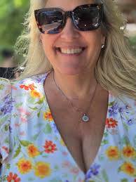 hello i am 27 years old and i live in dallas now