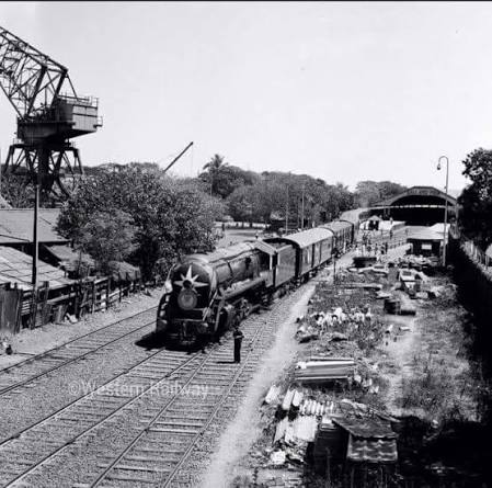 The Frontier Mail train (now Golden Temple Mail) seen departing from Ballard Pier station. This train in yesteryear would start from Ballard Pier and run till Peshawar. #WednesdayMotivation #WRHeritage