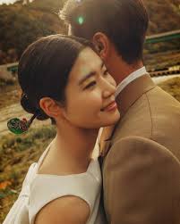 고택의 고요함,단정한 빛,그리고 사랑의 순간. 시간이 머무는 곳 Directing @anne.jang @ryohan1224  @ryohanannejang Flower @helenaflower_seoul Wedding dress  @atelierku_official Photo @sun_marystudio iPhone snap @mandarine.wedding  Video @sobers_studio Planner ...