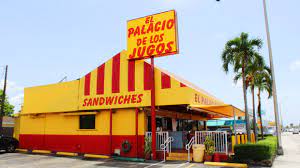 Alvaro zamuria, el hombre de los cocos en el palacio de los jugos, es un mago con el machete en la mano. Locations El Palacio De Los Jugos Miami Cuban Latin Restaurant