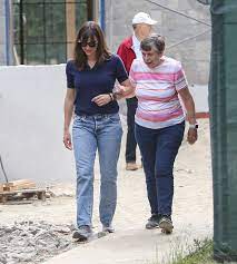 How many kids does jennifer garner have? Jennifer Garner Is All Smiles While Looking At A New Home As Ex Ben Affleck J Lo Reunite In Miami Lund News