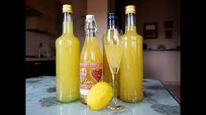Il fine pasto ideale per chiudere con una nota fresca le vostre cene in compagnia? Limoncello Fatto In Casa Le Video Ricette Di Lara Youtube