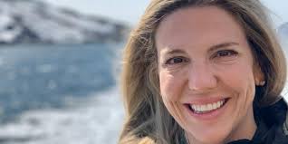 Washingtonimiit Nuummut: Joanie Simon amerikamiut nunatsinni  aallartitattaaraat