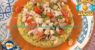 Versa in una ciotola 320g di cous cous assieme all'olio, quindi versaci su l'acqua e copri con un piatto; Cous Cous Di Pesce E Verdure Ricetta Luigi Pomata Da Prova Del Cuoco