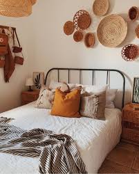 Mendesain kamar tidur sempit tidak hanya membuat desain interior untuk menghemat ruang, tetapi juga mengkombinasikan gaya dekorasi dengan luas ruangan sehingga menghasilkan keseimbangan dan keindahan. Desain Interior Kamar Tidur Minimalis Kesan Klasik Yang Cozy Dan Simple Inspirasi Desain Rumah Terkini