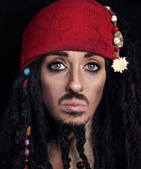 Augen Mit Kajal Betonen Und Schnurrbart Schminken In 2020 Pirat Schminken Piraten Make Up Pirat Schminken Mann