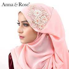 Kamu sedang mencari warna lisptik yang cocok dibawa beraktifitas karakter warnanya relatif lembut dan sesuai dengan semua jenis kulit. Luxurious Shawls On Instagram Salah Satu Warna Sofeabeadedshawl Yang Annaqueens Wajib Grab Warna Peach Deng Beautiful Hijab Pashmina Scarf Hijab Muslimah