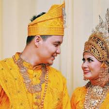 Semua baju adat ini memiliki pola tenunan yang memiliki kesan mewah karena menggunakan benang emas. Menikah Dengan Adat Sumatera Inilah 9 Ragam Baju Adat Sumatera Yang Wajib Kamu Tahu 2020