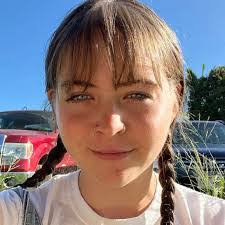 Claire Puffer's Instagram, Twitter & Facebook