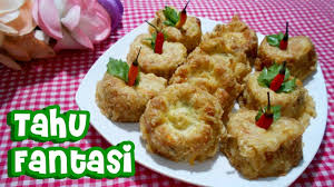 Cara Membuat Tahu Fantasi By Megan Ardy 950 gram tofu (tahu putih), 3 lembar bihun jagung, 300 gram daging kornet, 300 gram wortel, 5 butir telur ayam, secukupnya seledri, 5 buah bawang putih, 12 buah bawang merah, secukupnya lada (merica), secukupnya gula pasir, secukupnya garam, 2 bungkus masako.
