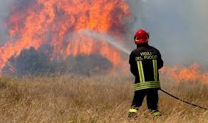 La protezione civile regionale con il proprio personale, i vigili del fuoco, i carabinieri forestale e le organizzazioni di volontariato, con l'ausilio di 76. Ferragosto Di Fuoco In Abruzzo Incendi A Schiavi Alanno E Nella Marsica Fiamme Minacciano Case Abr24 News